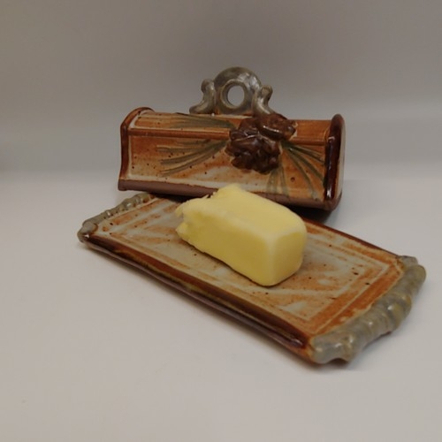 Click to view detail for #220725  Butter Dish with Pine Cone $22.50